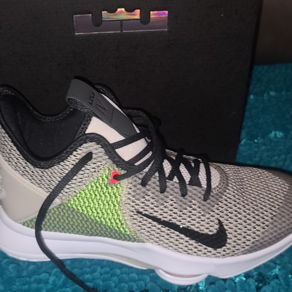 Lebron Sneakers - Picture 4 of 16